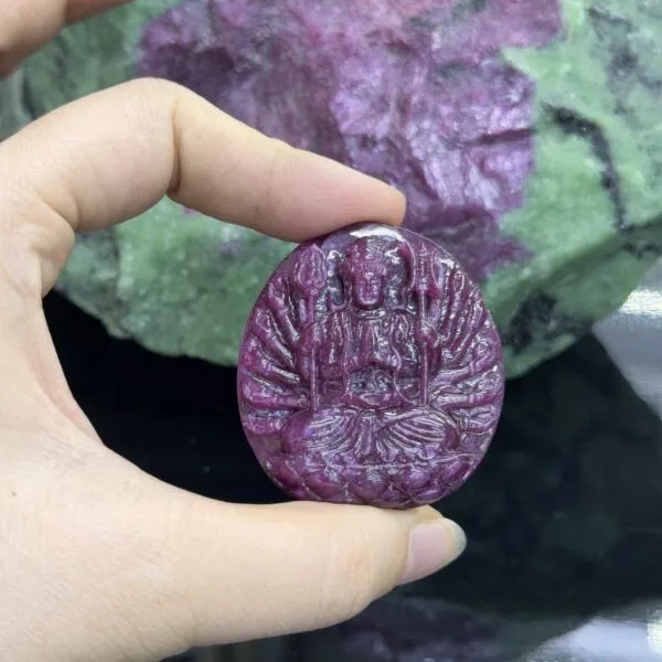 Thiên thủ thiên nhãn đá Ruby Nam Phi, chạm khắc thủ công