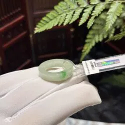 Nhẫn ngọc Cẩm thạch điểm xanh lý táo Miến Điện (Myanmar) - Ảnh 3