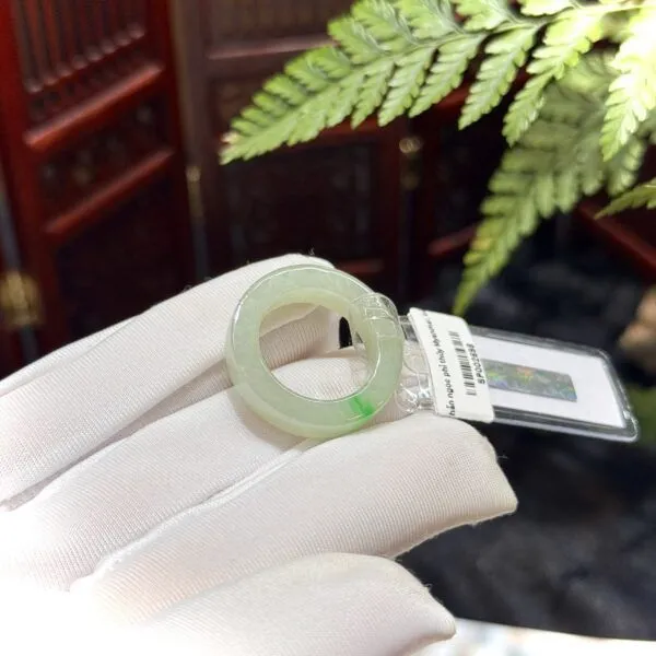Nhẫn ngọc Cẩm thạch điểm xanh lý táo Miến Điện (Myanmar)