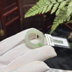 Nhẫn ngọc Cẩm thạch điểm xanh lý táo Miến Điện (Myanmar)