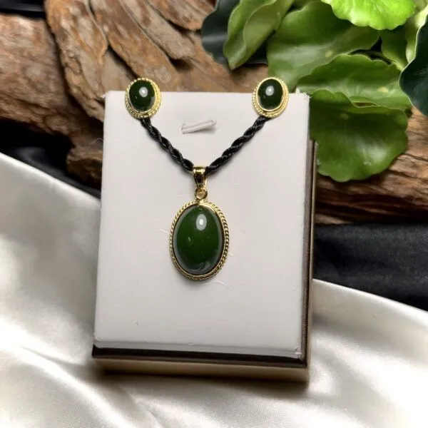 Mặt dây chuyền Oval ngọc bích Canada