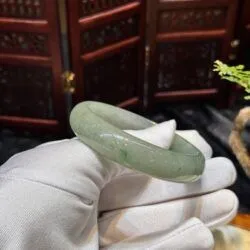 Vòng bản liền ngọc cẩm thạch điểm xanh lý táo