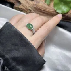 Nhẫn yên ngựa ngọc Phỉ thuý xanh lục Myanmar - Ảnh 2