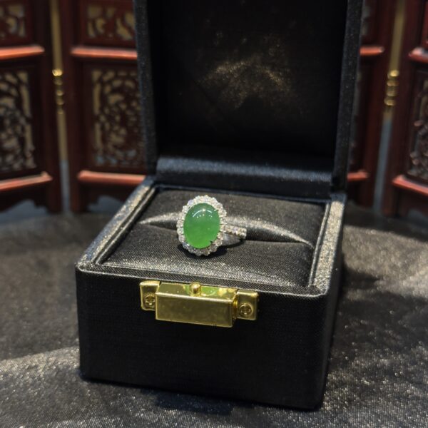 Nhẫn ngọc phỉ thuý xanh lục Myanmar