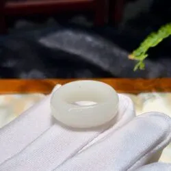 Nhẫn ngọc bích Hoà Điền (bạch ngọc)