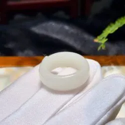 Nhẫn ngọc bích Hoà Điền (bạch ngọc)