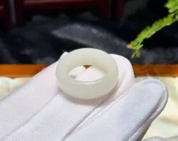 Nhẫn ngọc bích Hoà Điền (bạch ngọc)