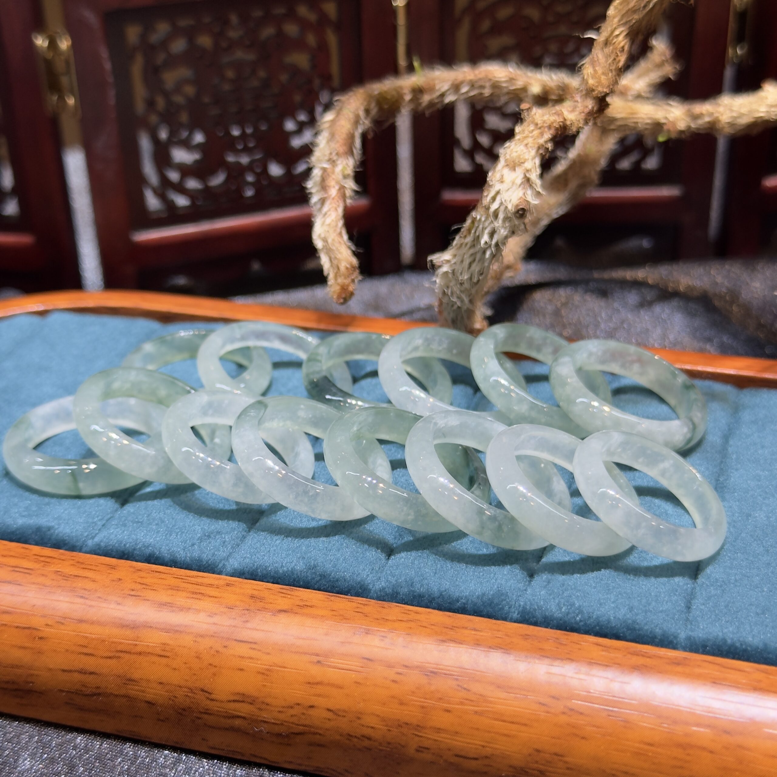 Nhẫn ngọc phỉ thuý hoa bay Nhẫn ngọc phỉ thuý hoa bay - Ảnh 2