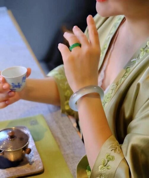 Lợi Ích Của Việc Đeo Vòng Phỉ Thuý Theo Y Học Cổ Truyền