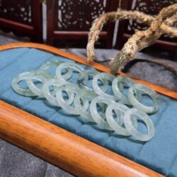 Nhẫn ngọc phỉ thuý hoa bay Nhẫn ngọc phỉ thuý hoa bay