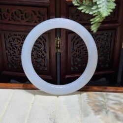 Vòng tay ngọc phỉ thuý nếp băng trắng