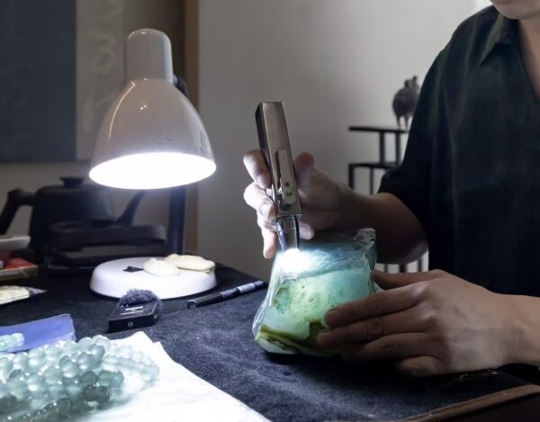 Giải Mã Cơn Sốt "Lam Thiên Không" Phỉ Thuý Thế Hệ Mới