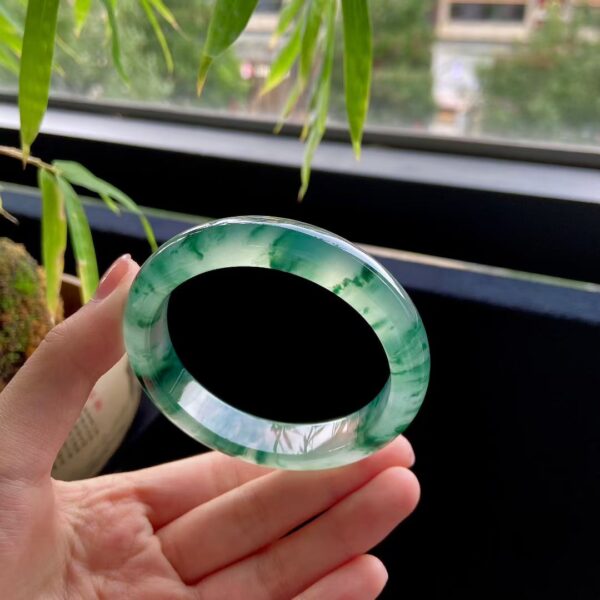 Tại Sao Phỉ Thuý Hoa Bay Lại Được Ưa Chuộng Đến Như Vậy?