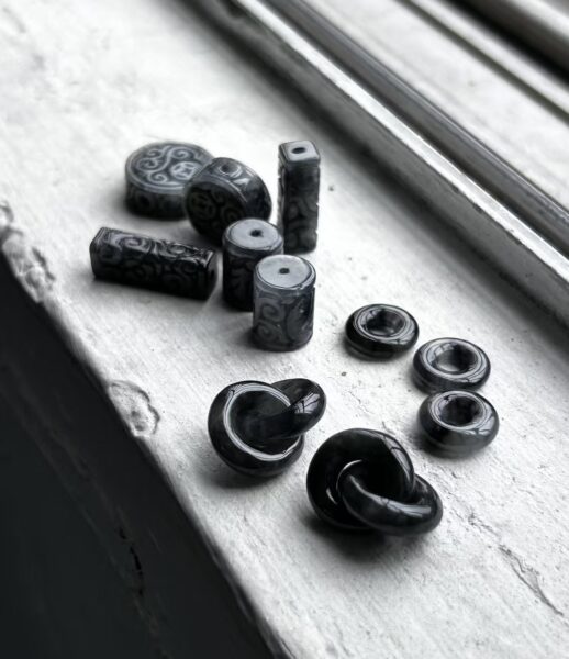 Phỉ Thuý Gà Đen Là Gì? Sự Khác Nhau Giữa Gà Đen Và Hắc Băng! Phỉ Thuý Gà Đen Là Gì? Sự Khác Nhau Giữa Gà Đen Và Hắc Băng!