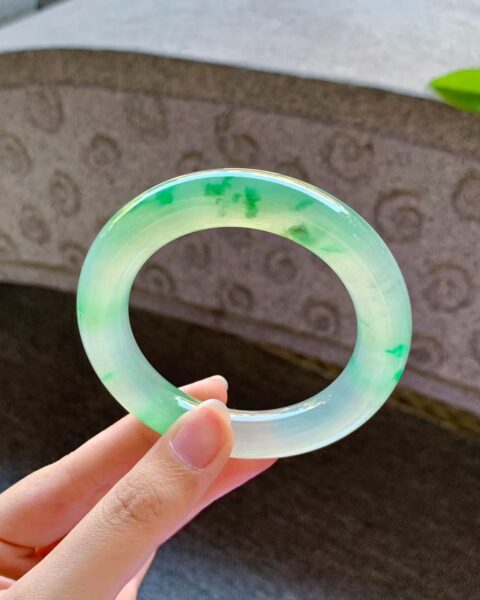 Tại Sao Phỉ Thuý Hoa Bay Lại Được Ưa Chuộng Đến Như Vậy?