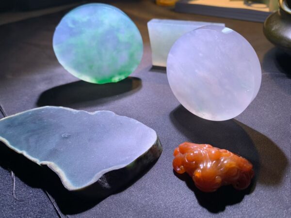 Tại Sao Phỉ Thuý Hoa Bay Lại Được Ưa Chuộng Đến Như Vậy?