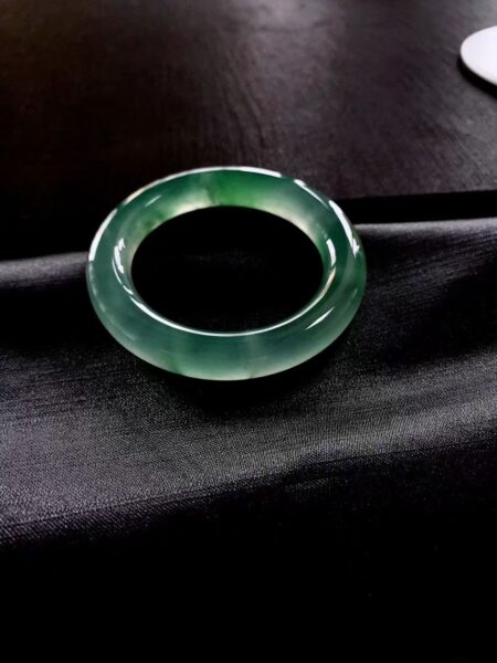 Tại Sao Phỉ Thuý Hoa Bay Lại Được Ưa Chuộng Đến Như Vậy?