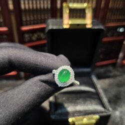 Nhẫn ngọc phỉ thuý xanh lục đế vương Nhẫn ngọc phỉ thuý xanh lục đế vương