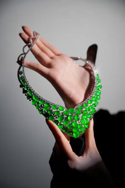 Nên mua trang sức phỉ thuý thiết kế sẵn từ Trung Quốc hay tự mua mặt rời và lên đồ tại Việt Nam?