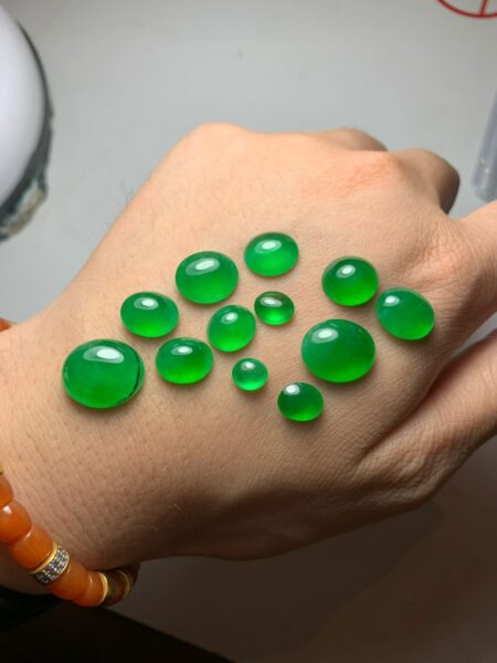 Nên mua trang sức phỉ thuý thiết kế sẵn từ Trung Quốc hay tự mua mặt rời và lên đồ tại Việt Nam?