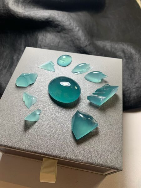 Nên mua trang sức phỉ thuý thiết kế sẵn từ Trung Quốc hay tự mua mặt rời và lên đồ tại Việt Nam?