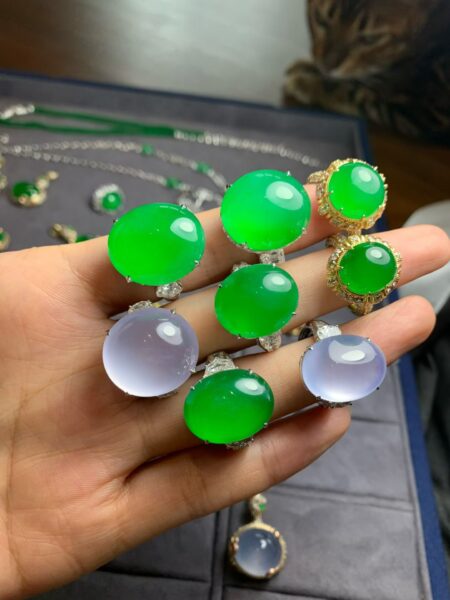 Nên mua trang sức phỉ thuý thiết kế sẵn từ Trung Quốc hay tự mua mặt rời và lên đồ tại Việt Nam?