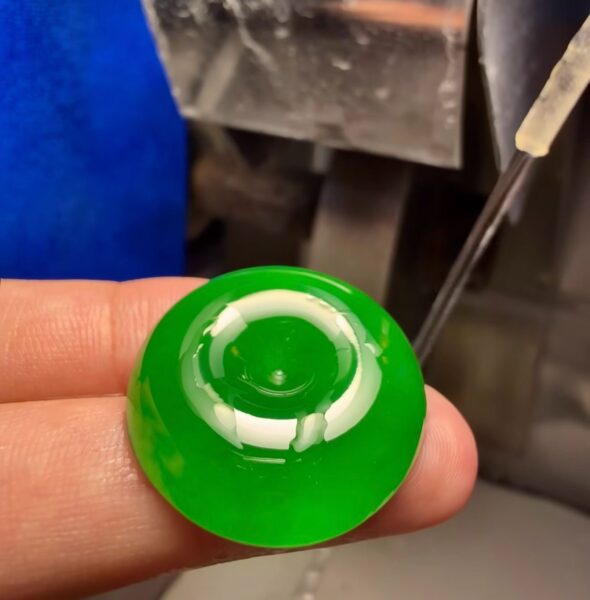 Nên mua trang sức phỉ thuý thiết kế sẵn từ Trung Quốc hay tự mua mặt rời và lên đồ tại Việt Nam?