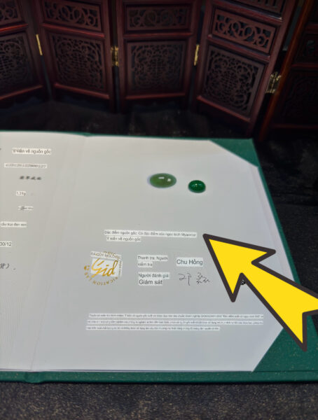 Nên mua trang sức phỉ thuý thiết kế sẵn từ Trung Quốc hay tự mua mặt rời và lên đồ tại Việt Nam?