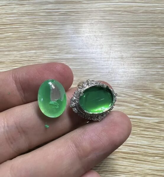 Nên mua trang sức phỉ thuý thiết kế sẵn từ Trung Quốc hay tự mua mặt rời và lên đồ tại Việt Nam?