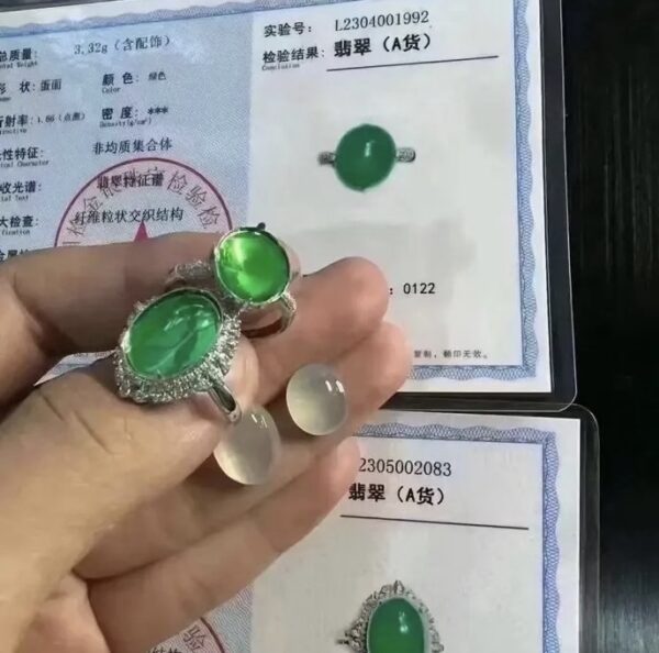 Nên mua trang sức phỉ thuý thiết kế sẵn từ Trung Quốc hay tự mua mặt rời và lên đồ tại Việt Nam?