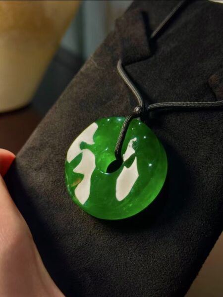 Mua phỉ thuý có bán lại được không? Phân biệt phỉ thuý trang sức và phỉ thuý tích sản có thể gia tăng giá trị.