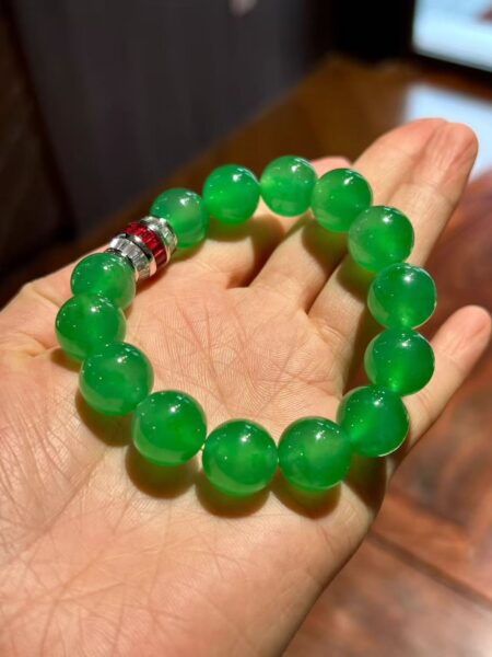 Mua phỉ thuý có bán lại được không? Phân biệt phỉ thuý trang sức và phỉ thuý tích sản có thể gia tăng giá trị.