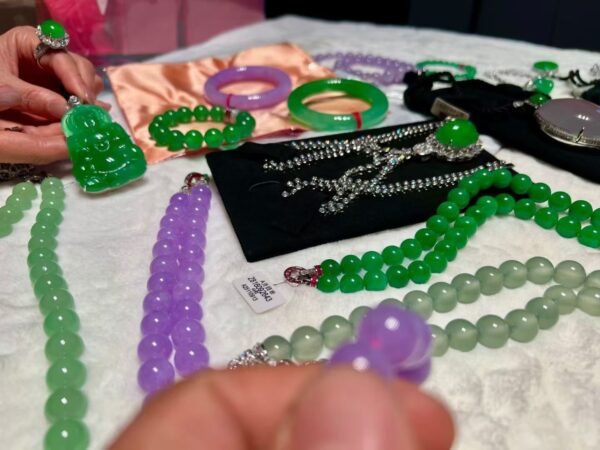 Mua phỉ thuý có bán lại được không? Phân biệt phỉ thuý trang sức và phỉ thuý tích sản có thể gia tăng giá trị.