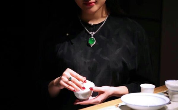 Mua phỉ thuý có bán lại được không? Phân biệt phỉ thuý trang sức và phỉ thuý tích sản có thể gia tăng giá trị.