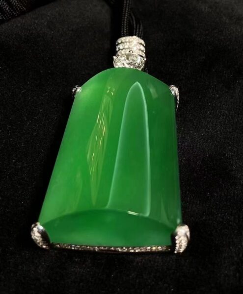 Mua phỉ thuý có bán lại được không? Phân biệt phỉ thuý trang sức và phỉ thuý tích sản có thể gia tăng giá trị.