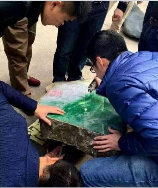 Có Phải Phỉ Thuý Có Lỗi, Vết Thì Không Thể Có Giá Cao Hay Không? Có Phải Phỉ Thuý Có Lỗi, Vết Thì Không Thể Có Giá Cao Hay Không?