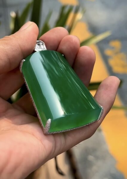 Mua phỉ thuý có bán lại được không? Phân biệt phỉ thuý trang sức và phỉ thuý tích sản có thể gia tăng giá trị.