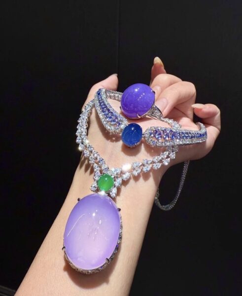 Mua phỉ thuý có bán lại được không? Phân biệt phỉ thuý trang sức và phỉ thuý tích sản có thể gia tăng giá trị.