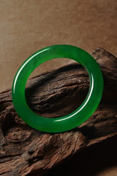 Mua phỉ thuý có bán lại được không? Phân biệt phỉ thuý trang sức và phỉ thuý tích sản có thể gia tăng giá trị.