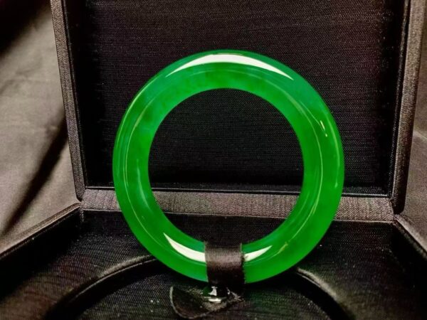 Mua phỉ thuý có bán lại được không? Phân biệt phỉ thuý trang sức và phỉ thuý tích sản có thể gia tăng giá trị.