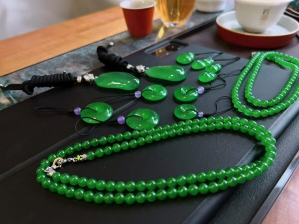 Ngọc Phỉ Thuý Có Thực Sự Đang Bị Thổi Phồng Giá Trị? Có Hay Không Kết Cục "Sập Thị Trường" Giống Như "Lan Đột Biến" Một Thời !!