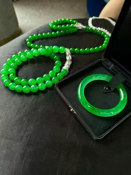 Ngọc Phỉ Thuý Có Thực Sự Đang Bị Thổi Phồng Giá Trị? Có Hay Không Kết Cục "Sập Thị Trường" Giống Như "Lan Đột Biến" Một Thời !!