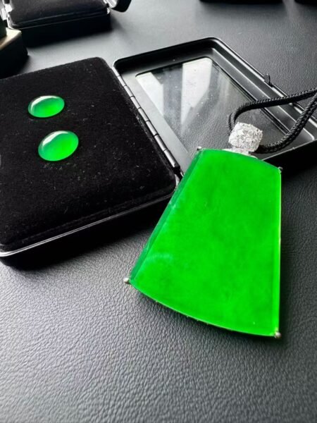 Myanmar và Guatemala : Vì Sao Không Nên Đánh Giá Chất Lượng Jadeite Chỉ Bằng Nguồn Gốc Địa Lý??? Myanmar và Guatemala : Vì Sao Không Nên Đánh Giá Chất Lượng Jadeite Chỉ Bằng Nguồn Gốc Địa Lý???